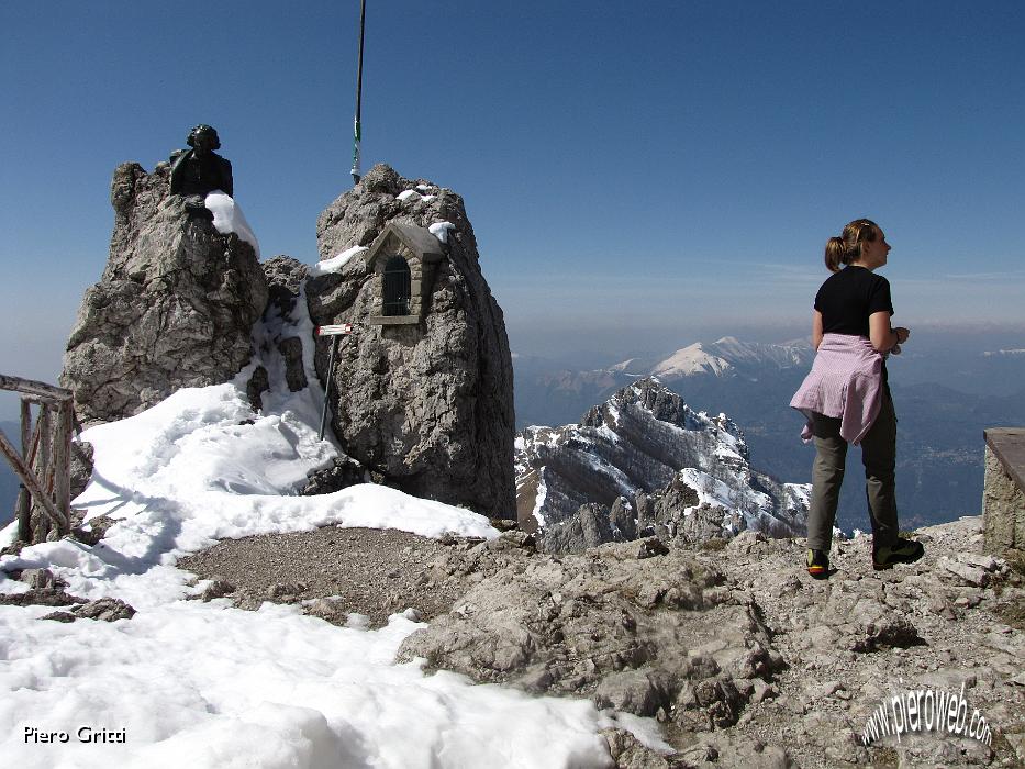 71 Busto di Antonio Stoppani con  vista verso lo Zucco Pertusio.jpg